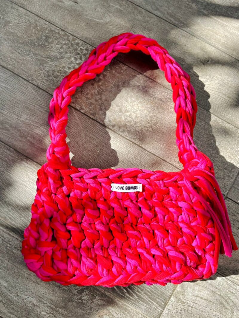 Bolsa tejida roja con rosa