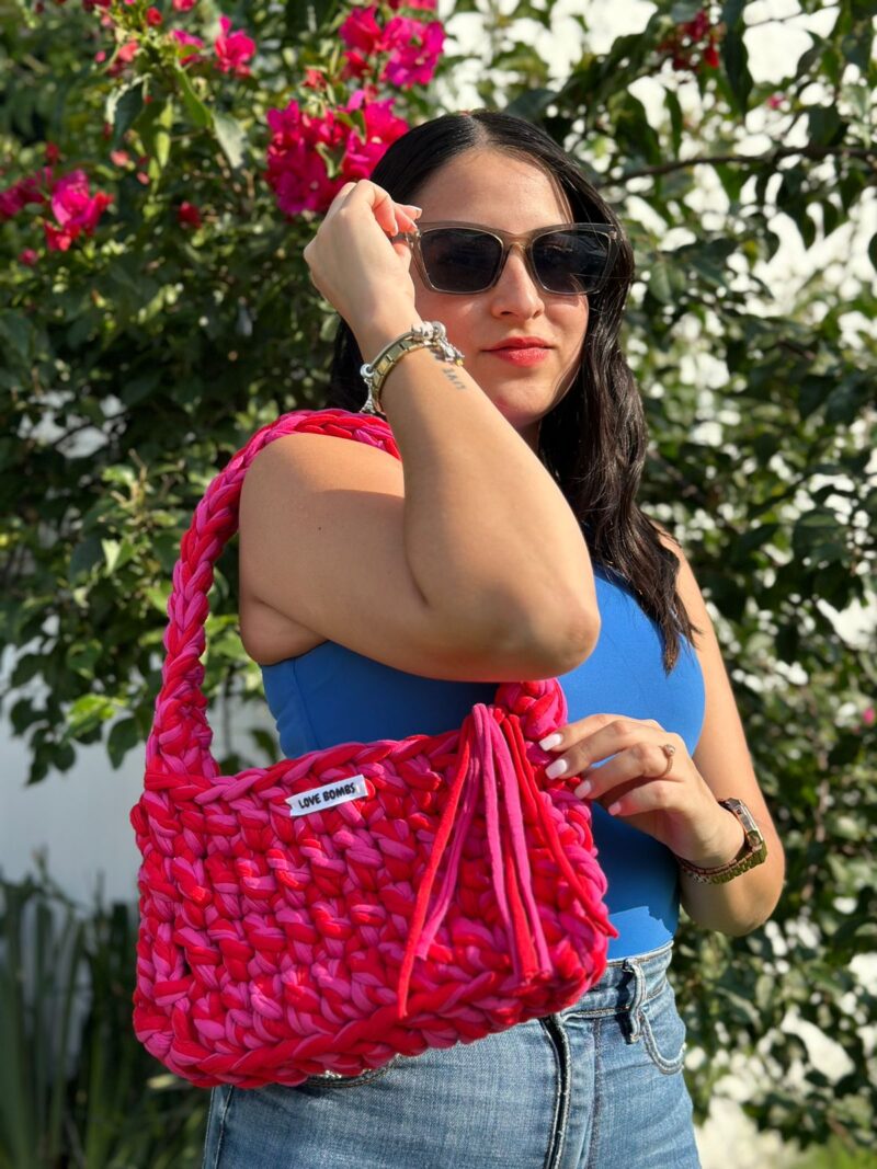 Bolsa tejida roja con rosa - Imagen 2