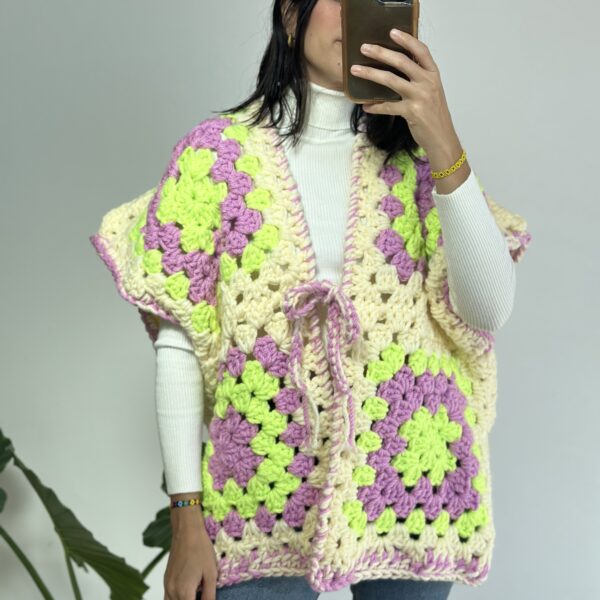 Chaleco hueso lila y verde crochet