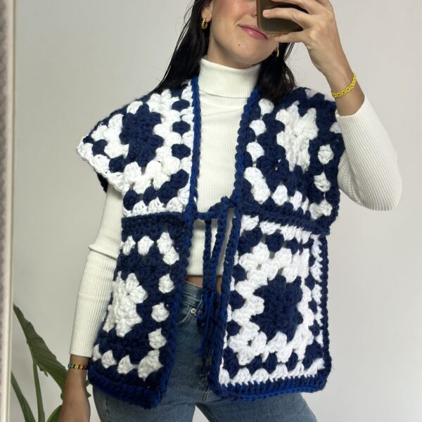 Chaleco blanco con azul marino crochet