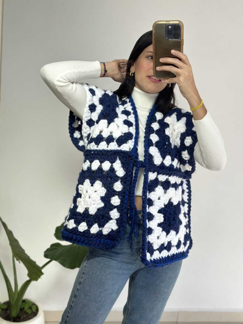 Chaleco blanco con azul marino crochet - Imagen 2