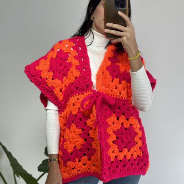 Chaleco naranja con rosa crochet