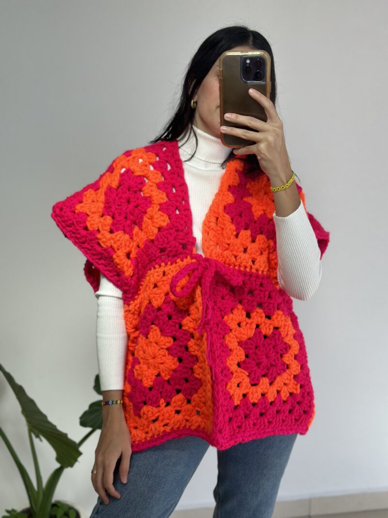 Chaleco naranja con rosa crochet