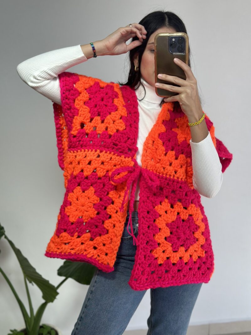 Chaleco naranja con rosa crochet - Imagen 2