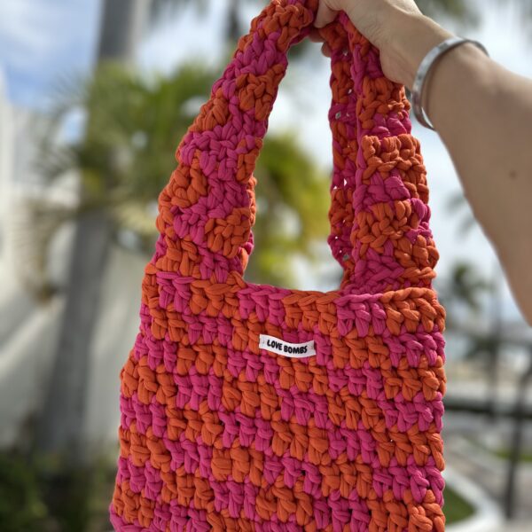 Bolsa rosa con naranja crochet