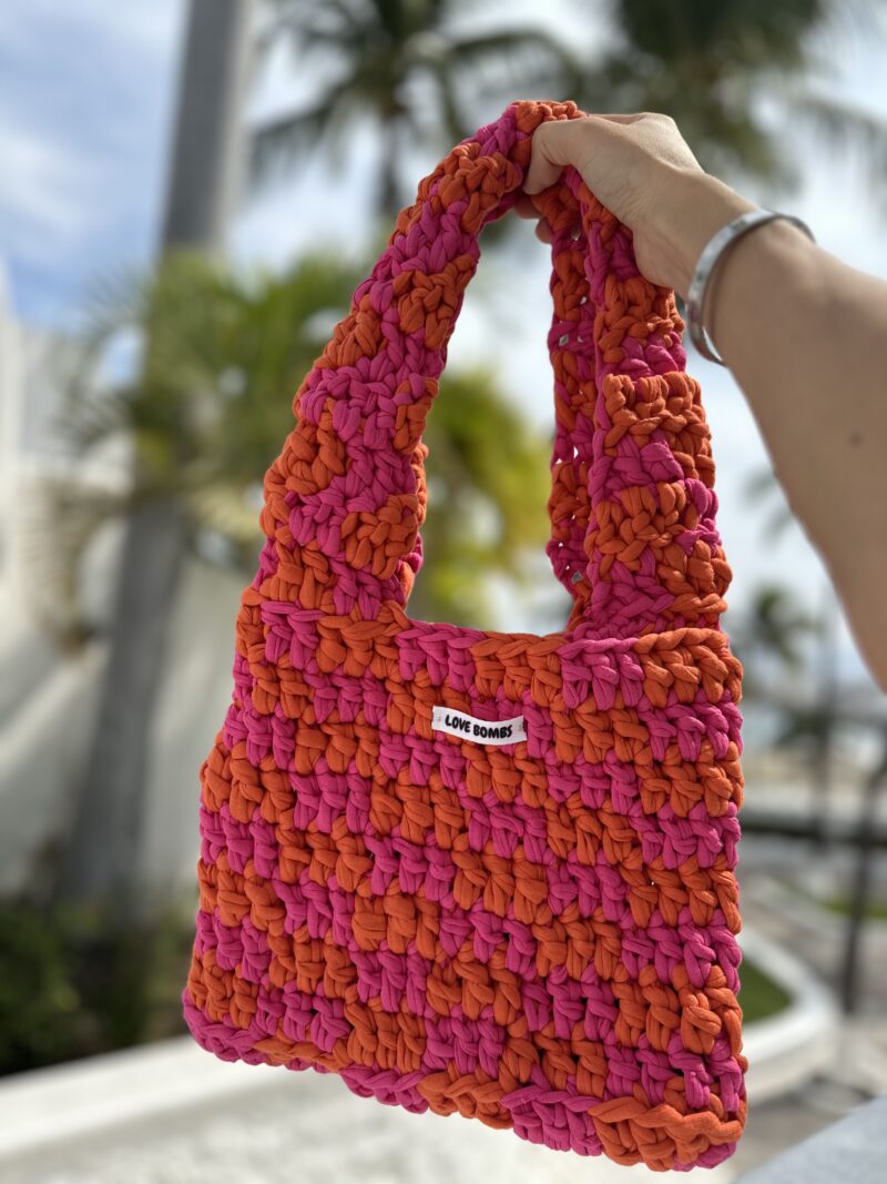 Bolsa rosa con naranja crochet