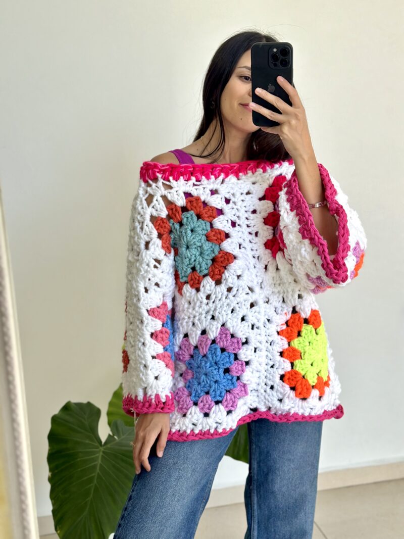 Suéter tejido a crochet blanco con colores - Imagen 3