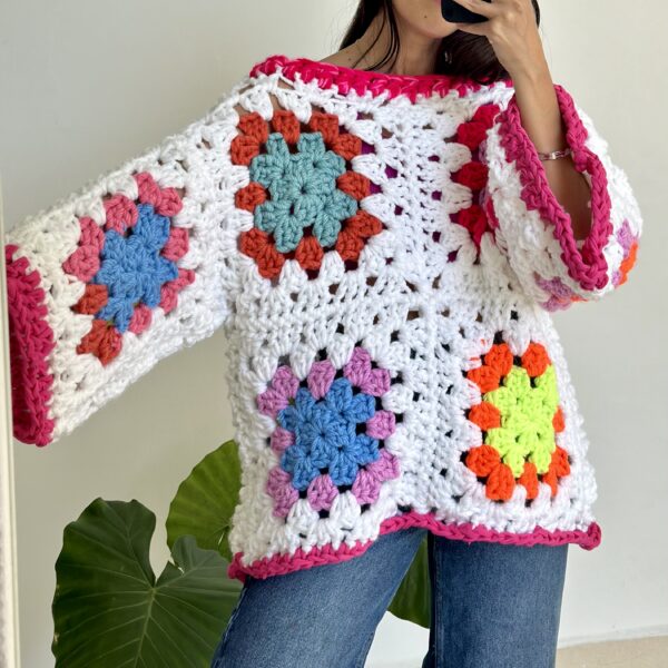 Suéter tejido a crochet blanco con colores