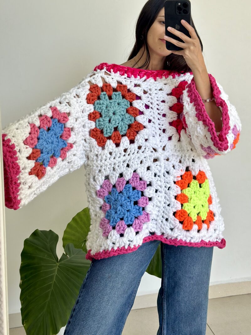 Suéter tejido a crochet blanco con colores