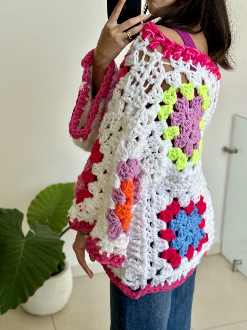 Suéter tejido a crochet blanco con colores - Imagen 2