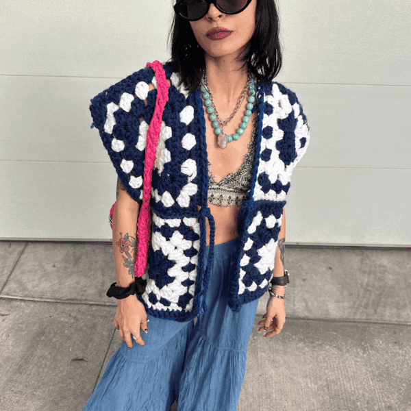 Chaleco blanco con azul marino crochet