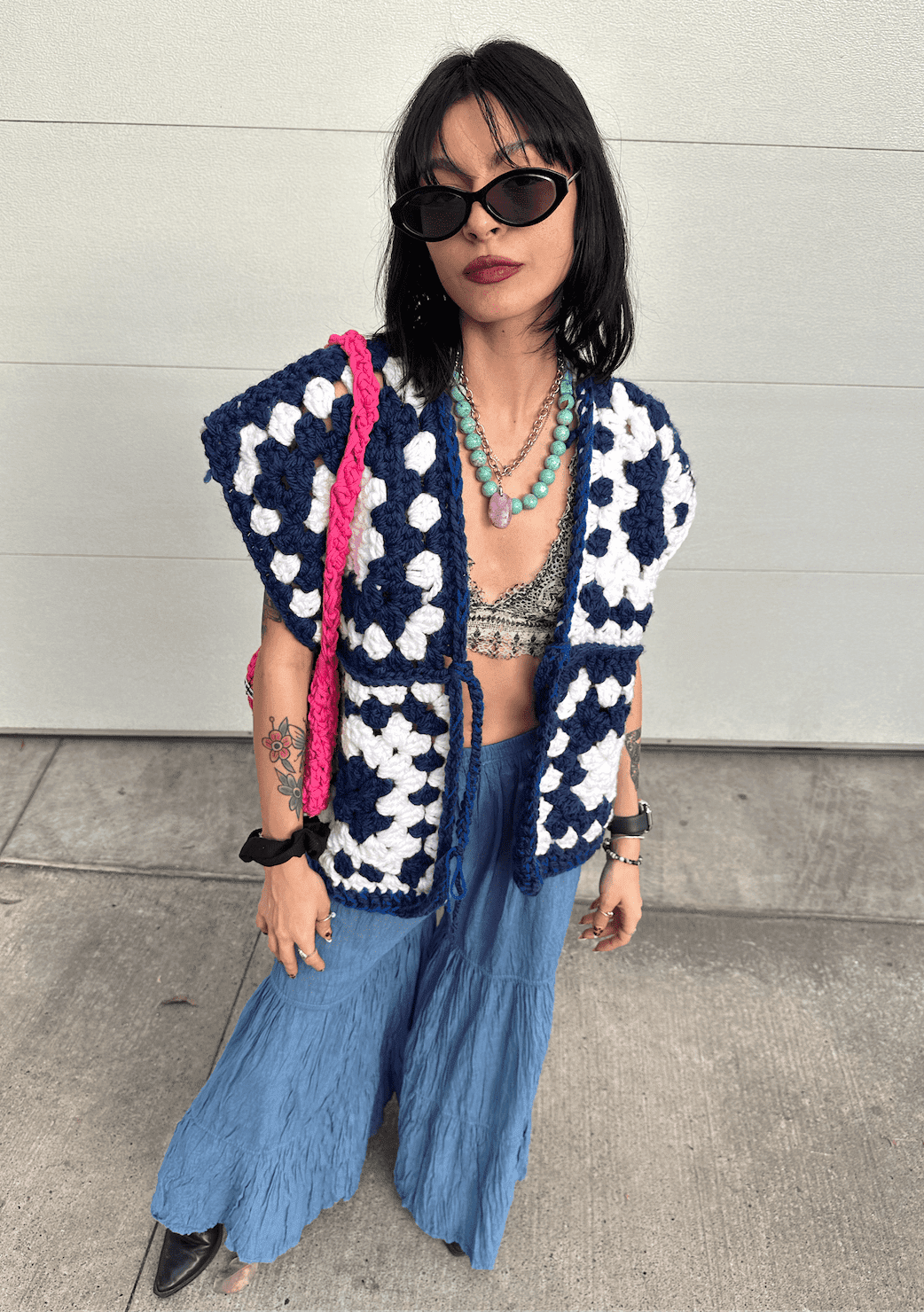 Chaleco blanco con azul marino crochet